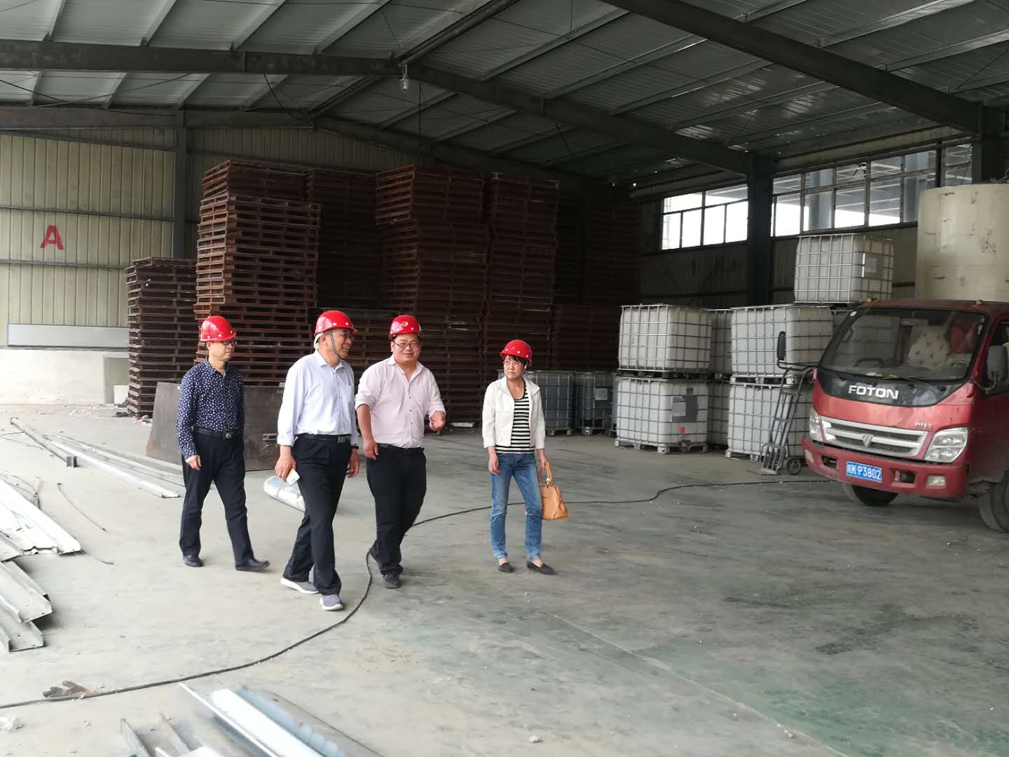 王局、黄局到金牧饲料调研企业档案工作及党建工作情况 (5) 走进生产车间.jpg