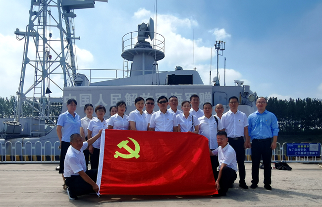 参观南海艇_650.jpg
